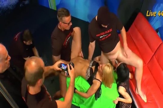 Две развращенные бабы соревнуются в интимном ублажении мужиков