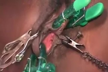 Мулатка получает необычное удовлетворение