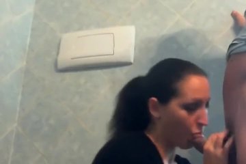 Жена сделала мужу минет, сидя в туалете на унитазе