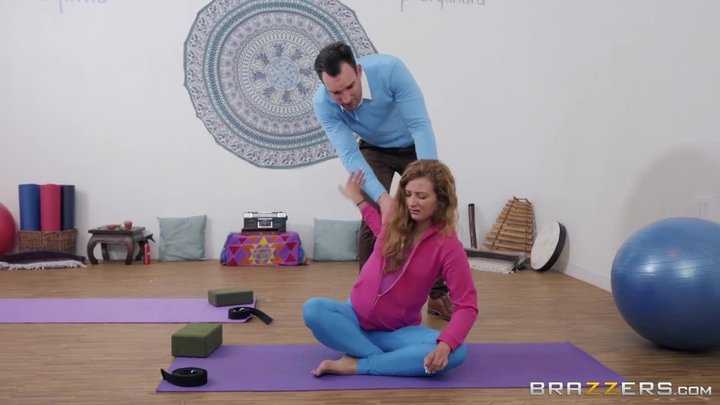 Супруг снимает домашний секс с жопастой женой по-собачьи во время йоги