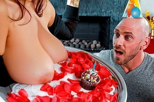 Красотка поздравила подругу с днем рождения добротным куни в порно видео
