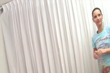 Мужик в маске и заводящая кися