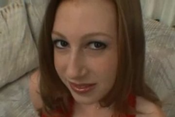 Шатенка опустилась для ласки