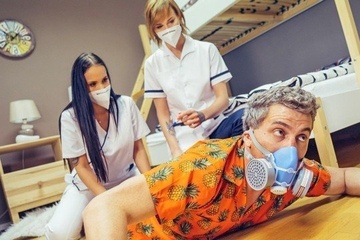 Медсестра делает минет (16 порно фото)