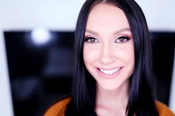 Парень ебал красивую брюнетку глубоко в киску и кончал на лицо