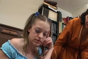 Зрелая дама с дочуркой активно веселятся