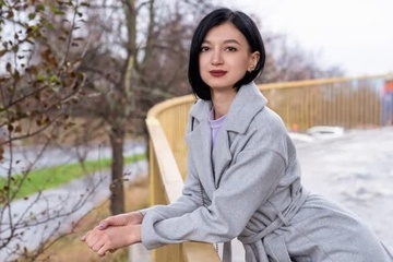 Ласкает попку девки под мостом и ведет её к себе для ебли