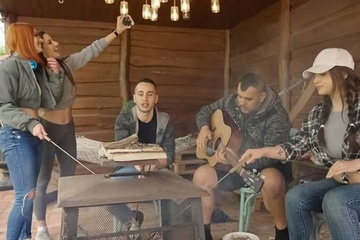 Вы тут жарьте шашлык, а я пойду отжарю рыжую подругу