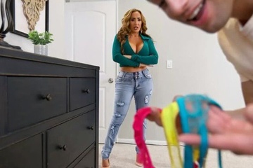 Сегодня никакого воровства трусов, а секс с мачехой