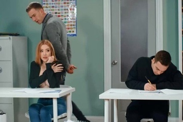 Рыжая студентка списывает с сисек и ебется с преподом