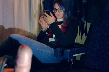 Альтушка в очках сосет хуй парня в автобусе и глотает сперму