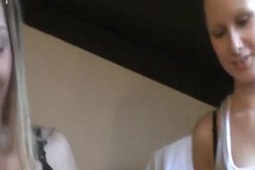 Две девушки танцуют перед дрочащим
