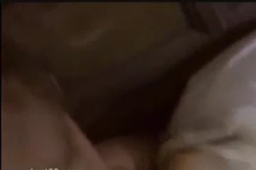 Блондинка предпочитает сразу два ствола