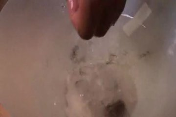 Парень приводит киску подруги в порядок