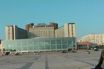 Девушка развлекается прямо на пляжу