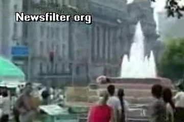 Девушка решила искупаться в фонтане