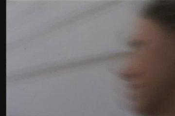 Красивая и красивая чешка раздевается в подворотне