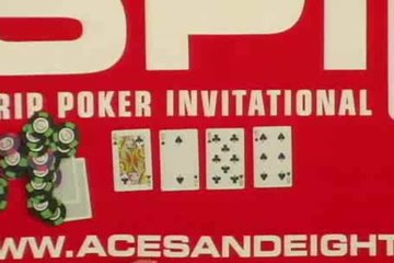Девушки играют в карты на раздевания