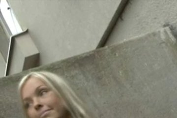 Голубоглазая чешка подрочила незнакомцу